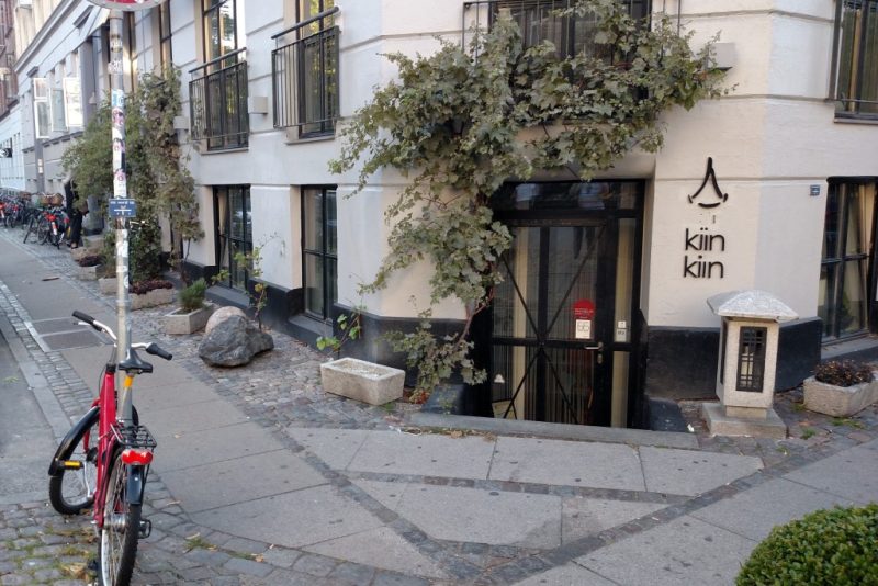Entrada do restaurante Kiin Kiin, em esquina de Copenhaga, Dinamarca.