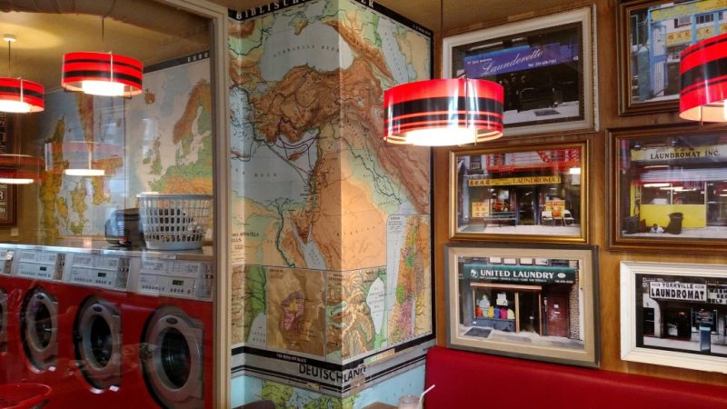 Interior do The Laundromat Café, uma lavanderia que também funciona como café em Copenhaga, Dinamarca. 