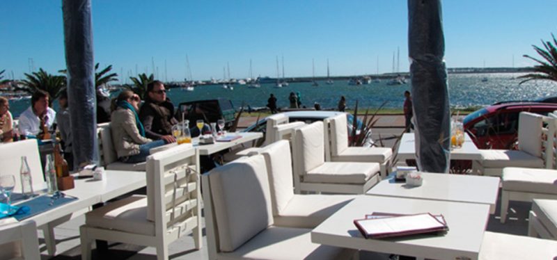Mesas ao ar livre do restaurante Virazón, em Punta del Este, Uruguai.