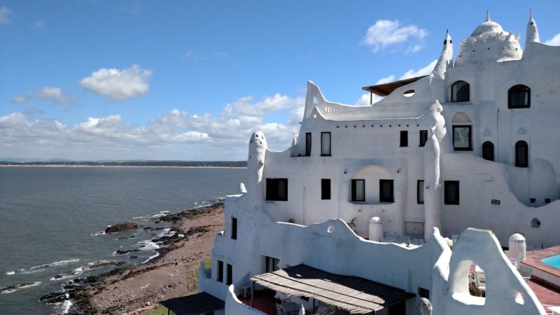 Casapueblo, hotel que é também cartão postal de Punta del Este, por conta do seu conjunto arquitetônico.