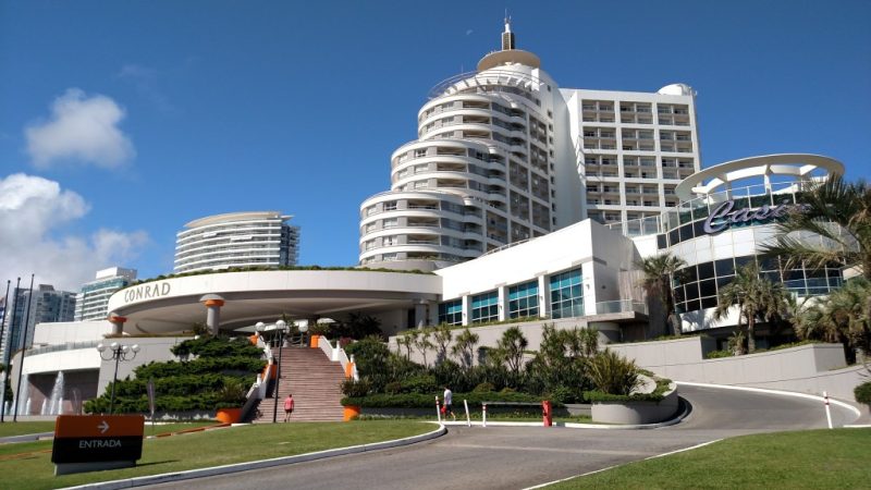 Fachada do Hotel e Casino Conrad, em Punta del Este, Uruguai.