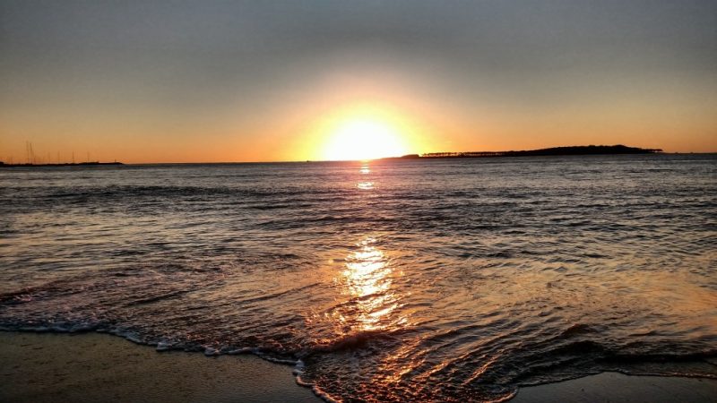 Por do sol na praia de Punta del Este, no Uruguai.