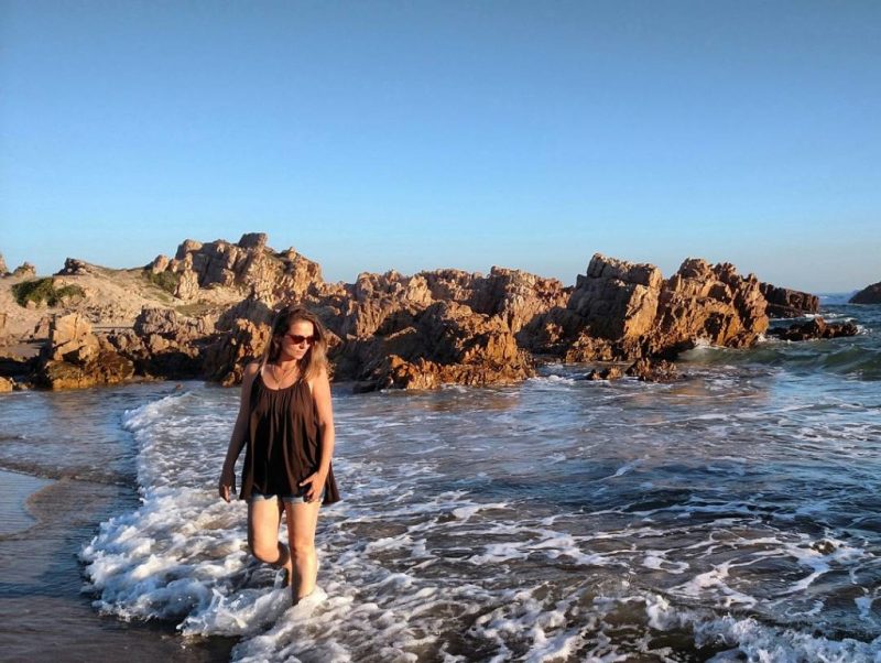 Amanda molha os pés em praia da África do Sul.