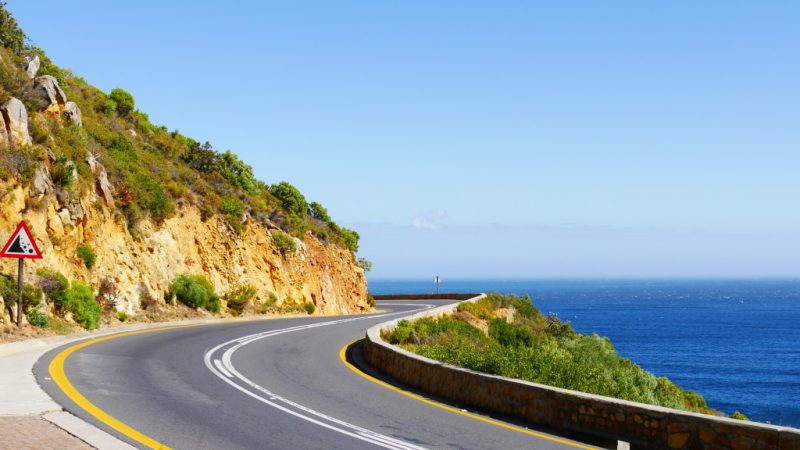 Estrada entre mar e montanha em Garden Route, na África do Sul.