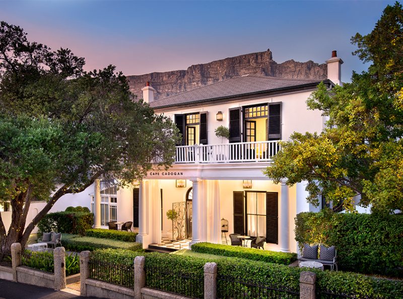 Fachada do hotel Cadogan, com Table Mountain ao fundo, em Cape Town, na África do Sul.