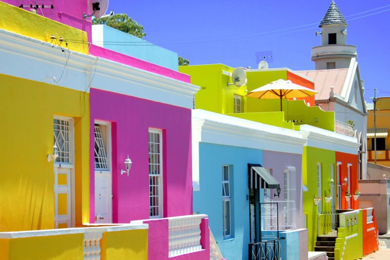 Fachadas coloridas em tons de neon no bairro Bo Kaap, em Cape Town, África do Sul.