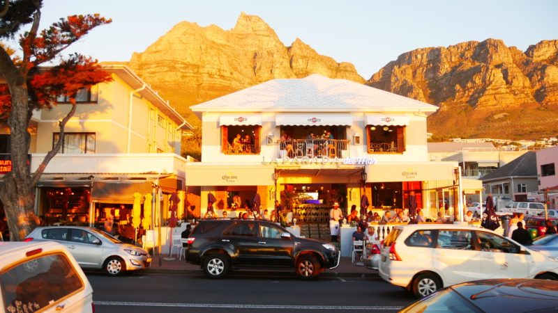 Camps Bay, rua movimentada com muitos restaurantes e bares em Cape Town, África do Sul.