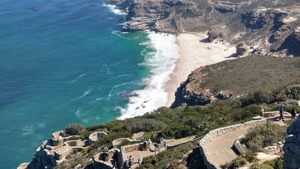 Vista do farol em Cape of Good Hope, mostrando a escadaria que circunda a montanha para chegar ao topo.