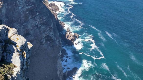 Vista do farol em Cape Point, mostrando o penhasco diante do mar.