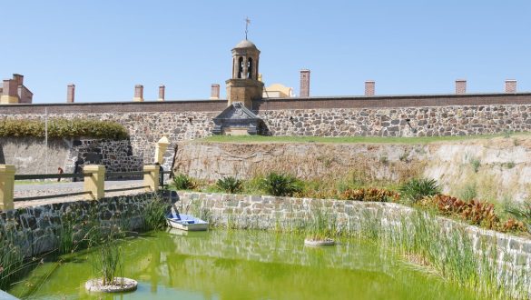 Lago que compõe o jardim murado do Castle of Good Hope, em Cape Town, África do Sul.