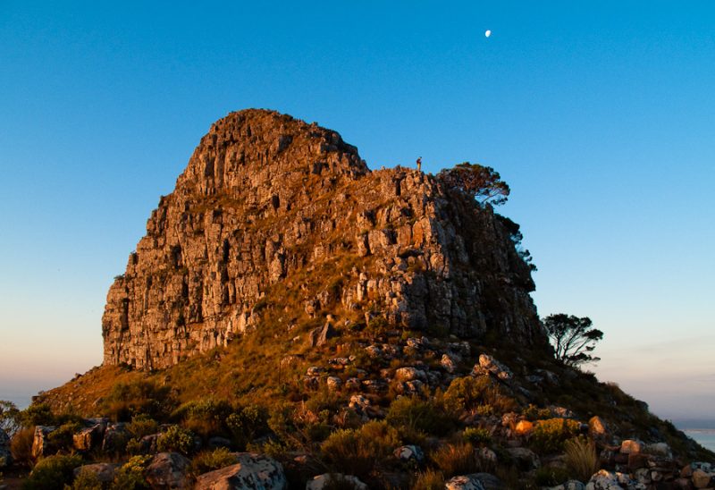 Formação rochosa que lembra a caça de um leão que pode ser escalada para curtir o pôr do sol em Cape Town, África do Sul.
