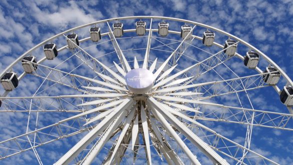 Roda gigante de V&A Waterfront, espécie de parque em Cape Town, África do Sul.