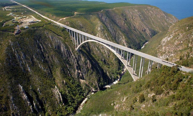 Foto aérea da maior ponte de bungee jump do mundo, que fica na África do Sul.