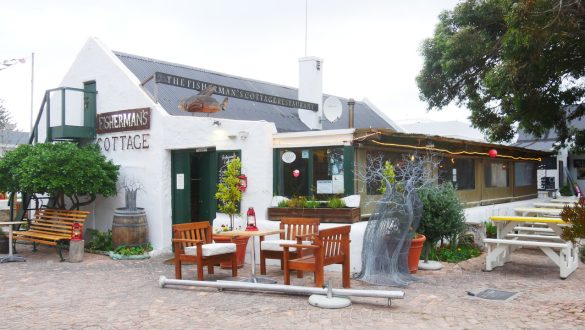 Exterior do Fischersman's Cottage, restaurante na Garden Route, África do do Sul.