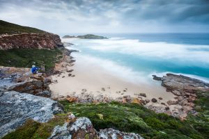 Praia vista de penhasco em reserva natural, na Garden Route, África do Sul.