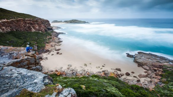 Praia vista de penhasco em reserva natural, na Garden Route, África do Sul.