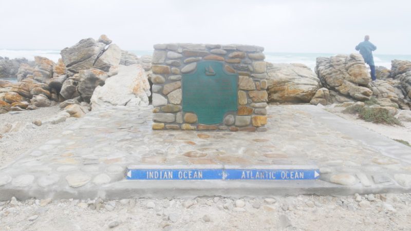 Marco no Cabo das Agulhas indicando o encontro dos oceanos Atlântico e Índico.