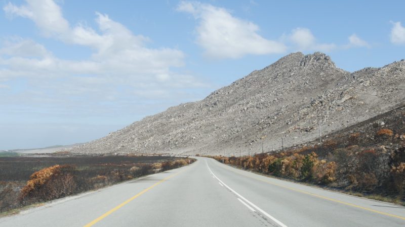 Estrada em terreno vulcânico que cruza as vinícolas da Garden Route, na África do Sul.