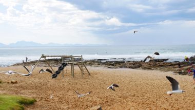 Parquinho na areia da orla de praia em Mossel Bay, na Garden Route, África do Sul.