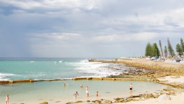 Piscina natural formada na maré baixa em praia de Mossel Bay, na Garden Route, África do Sul.