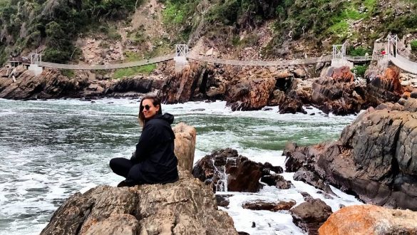 No alto de pedra, Amanda posa para foto em uma das praias de Storms River e Tsitsikama National Park, na Garden Route, África do Sul.