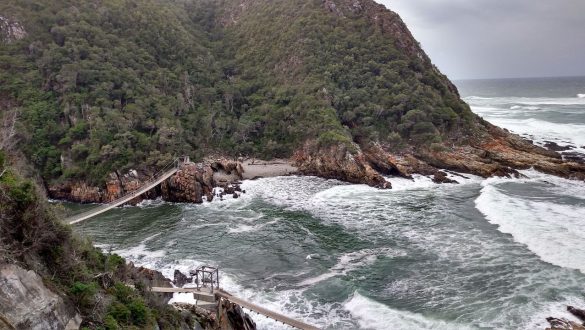 Praia de Storms River e Tsitsikama National Park, na Garden Route, África do Sul.