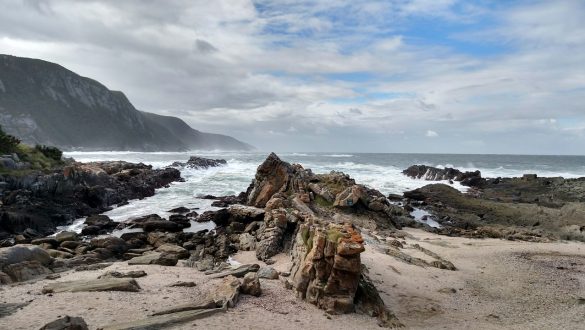 Praia de Storms River e Tsitsikama National Park, na Garden Route, África do Sul.