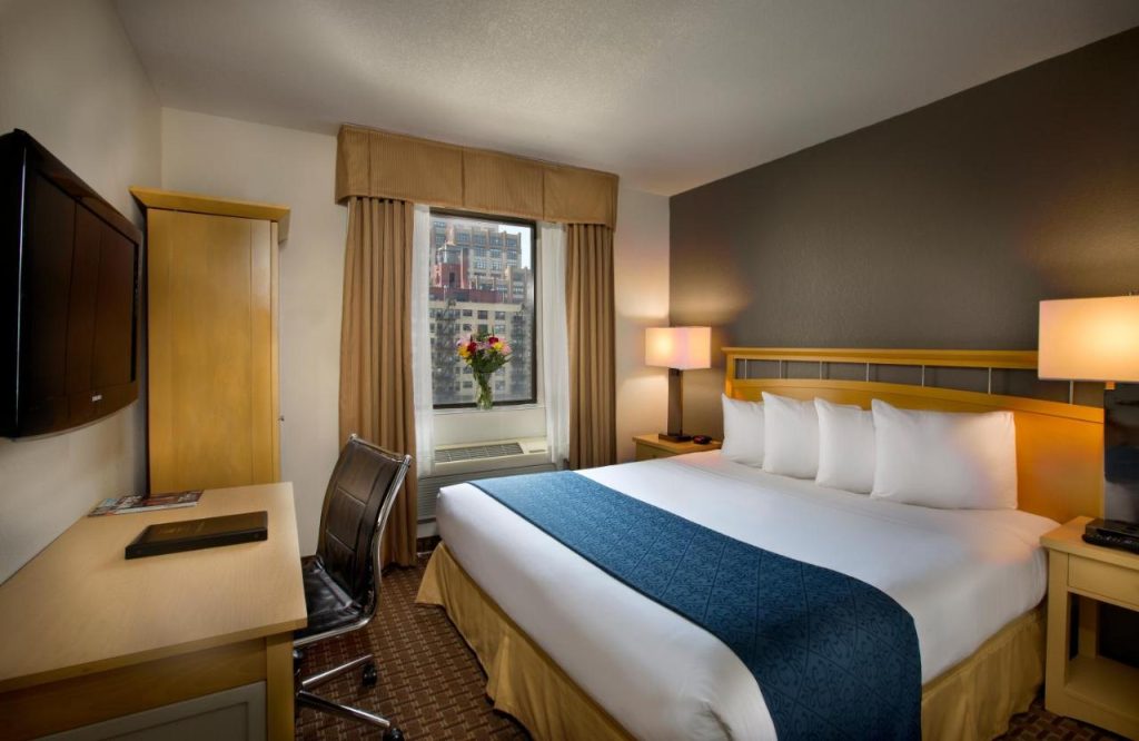 Quarto cama de casam no Hudson River Hotel, em Nova York.