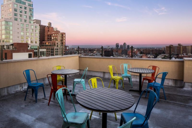 Terraço com vista do centro de Nova York no Orchard Street Hotel.