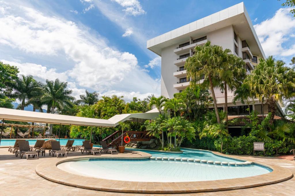 Clique na foto e faça sua reserva no Barceló San José, hotel na capital da Costa Rica. 