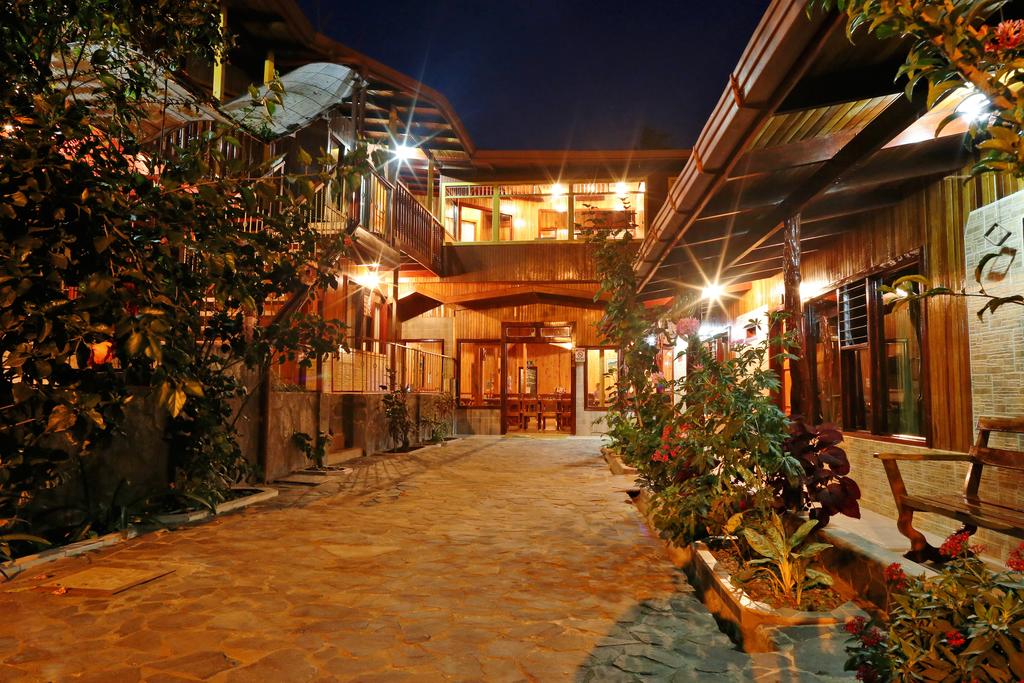 Clique na foto e faça sua reserva no Hotel El Atardecer, em Monteverde, Costa Rica.