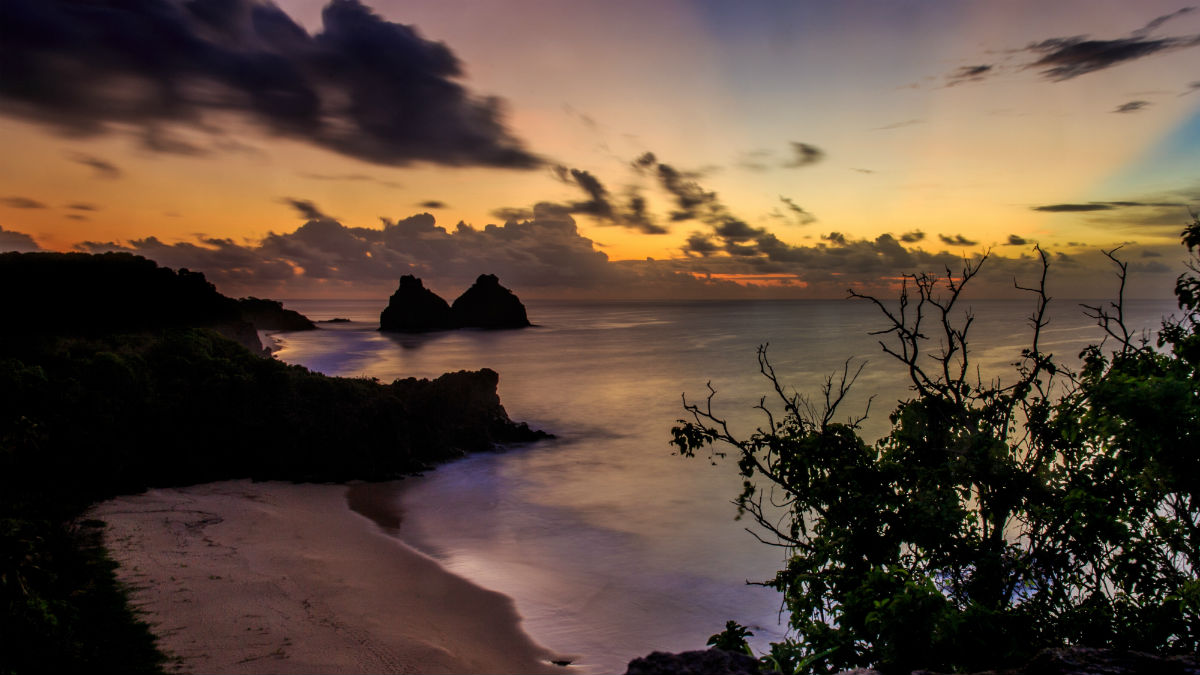 Dois irmãos ao fundo, em Fernando de Noronha