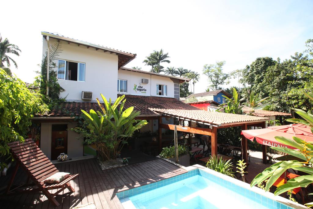 Clique na foto para fazer sua reserva no Che Lagarto Hostel, em Paraty.