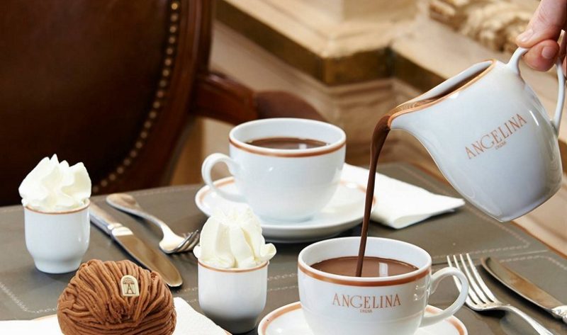 Chocolate quente sendo servido dentro da famosa chocolateira de Paris, a Angelina.