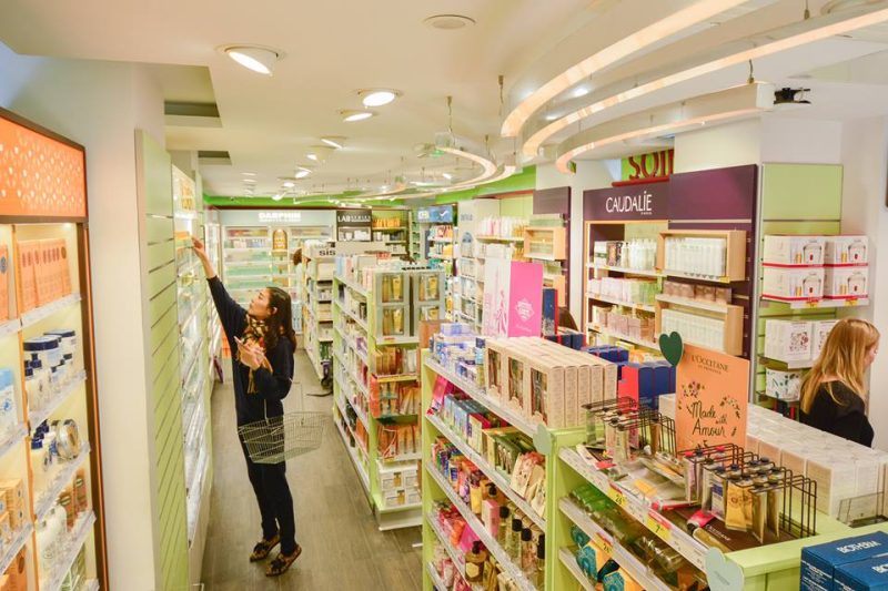 Interior de loja de cosméticos em Paris.