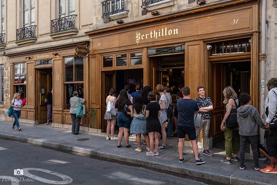 Fila na entrada da melhor sorveteria de Paris.