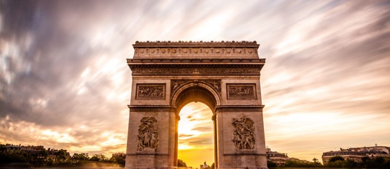 Pôr do sol emoldurado pelo Arco do Triunfo, em Paris, na França.