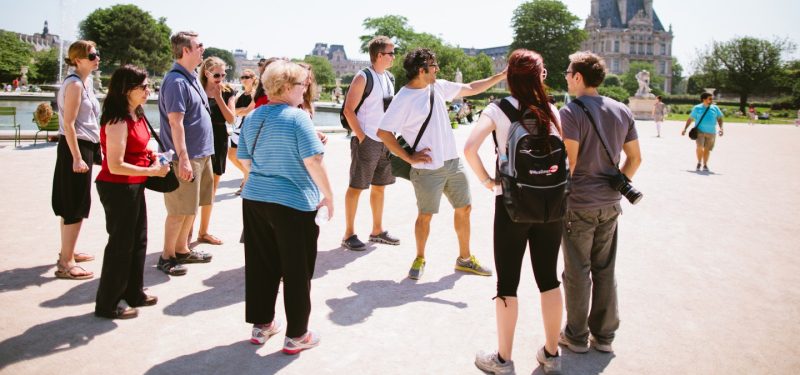 Grupo de turistas durante free walk tour em Paris, na França.