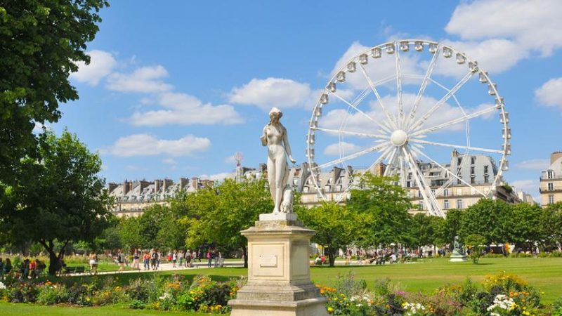 Escultura com roda gigante ao fundo noJardim Tuileries, em Paris, na França.