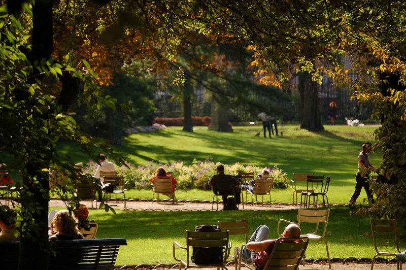 Área de descanso com bancos abaixo das sombras das árvores nos Jardins de Luxemburgo, em Paris, na França.