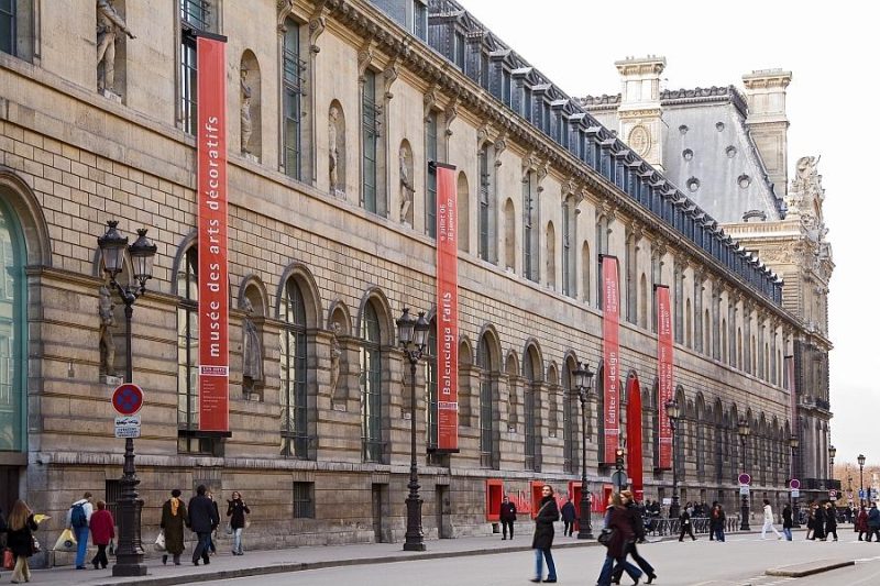 Foto do prédio do Museu de Artes Decorativas, que ocupa um quarteirão, em Paris, na França.