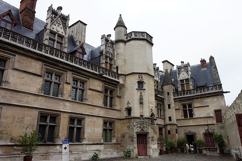 Castelo de estilo medieval onde hoje funciona o Museu de Cluny, em Paris, na França.