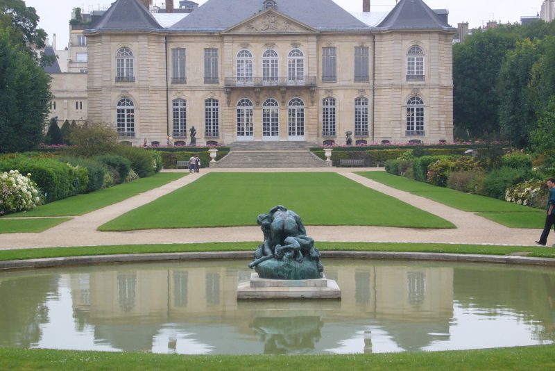 Frente do palácio onde hoje funciona o Museu de Rodin, na França.