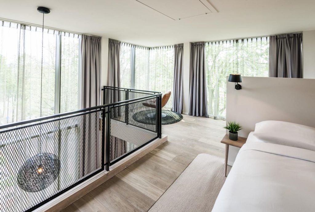 Clique na foto e saiba mais sobre Hotel Arena, uma das melhores opções de hospedagem em Amsterdam.