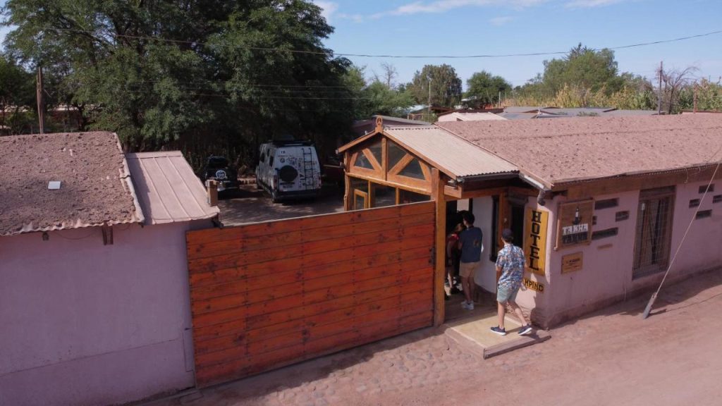 Clique na foto e faça sua reserva no Takha Takha, um dos melhores hotéis para se hospedar no Deserto de San Pedro de Atacama, no Chile.