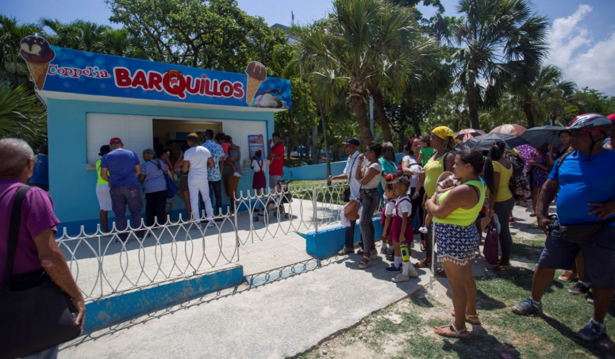 Fila Sorveteria Coppelia, em Havana, Cuba