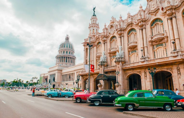 Capitólio e carros antigos típicos de Cuba, em Havana.