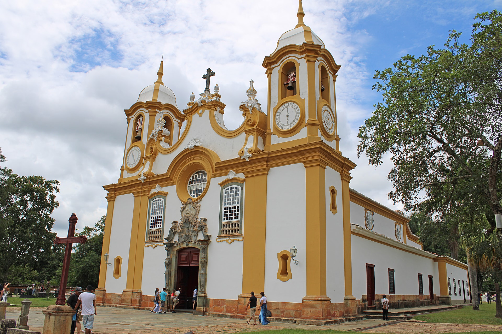 Pracinha em frente a igreja matriz em Tiradentes