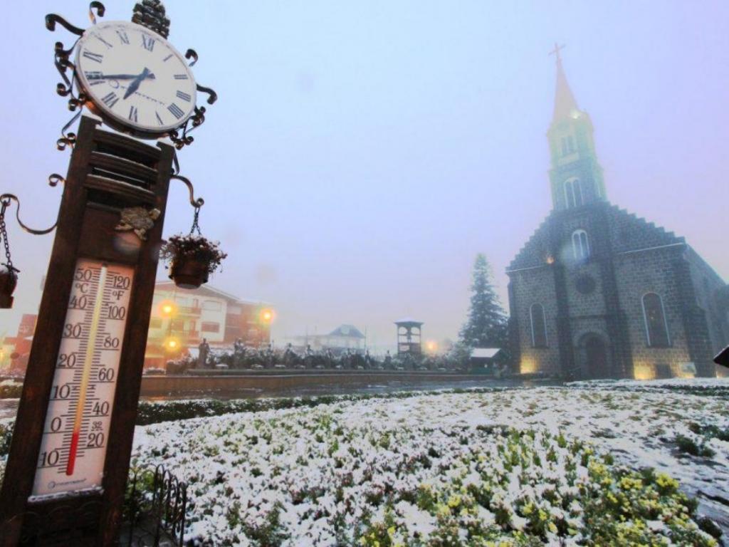 Igreja Matriz de São Pedro e o termômetro em Gramado