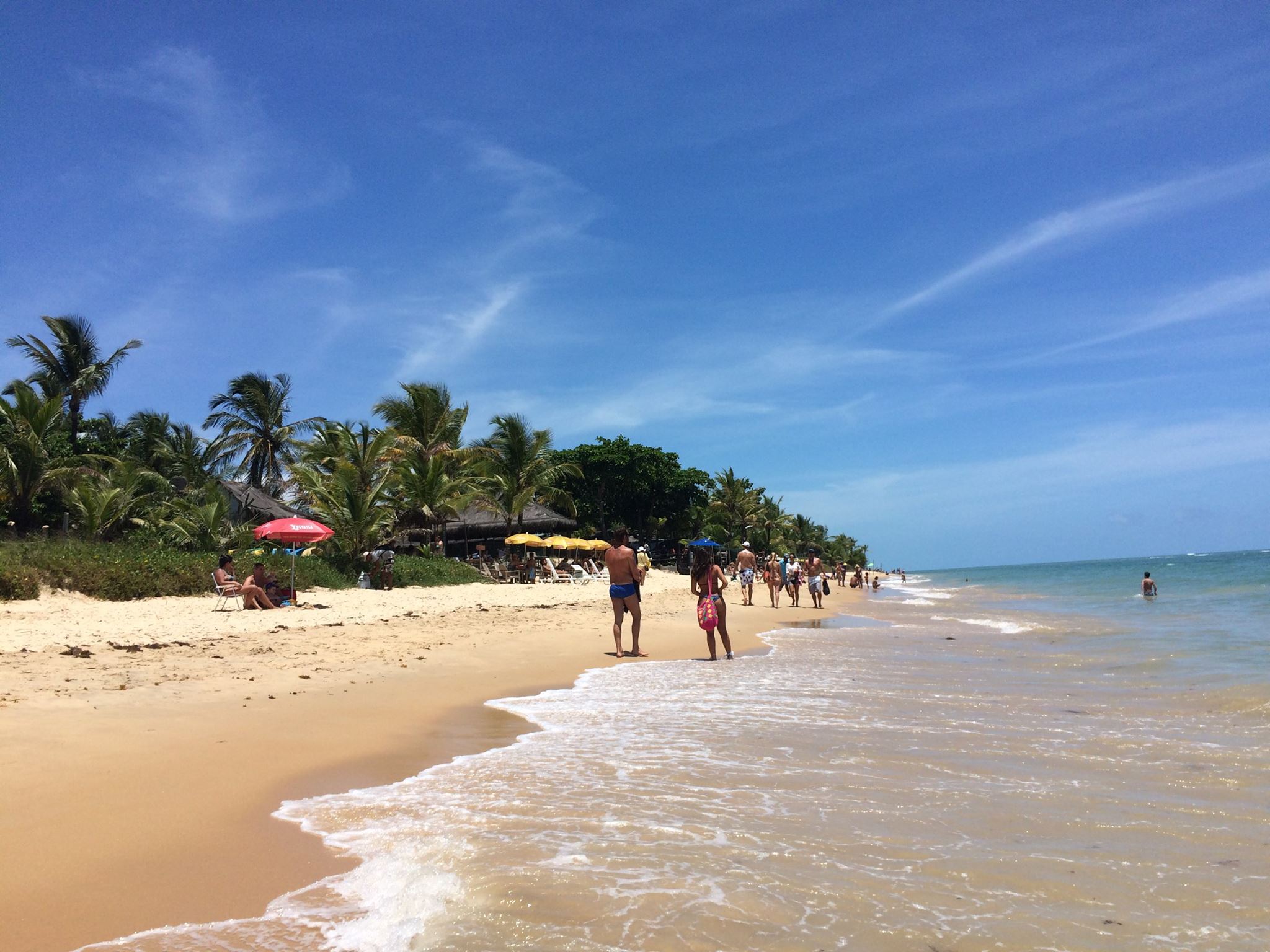 Banhistas curtindo a praia de Araçaipe.